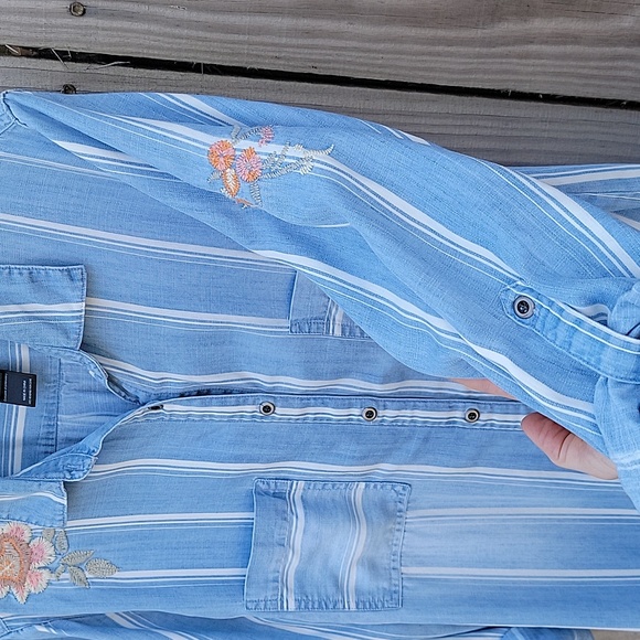 Ali Miles jean top with embroidered flower - Picture 4 of 10